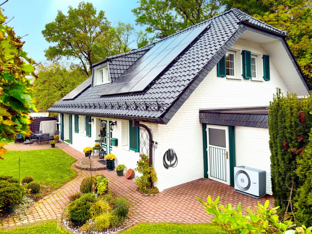 Haus mit PV-Anlage, Wallbox und Wärmepumpe