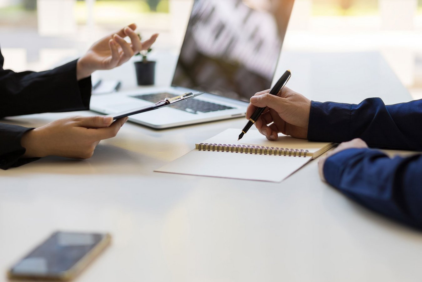 Zwei Menschen sitzen am Tisch für eine Energieberatung