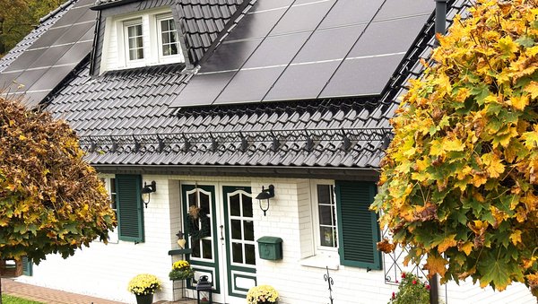 Pv-Anlage auf dem Dach eines Hauses