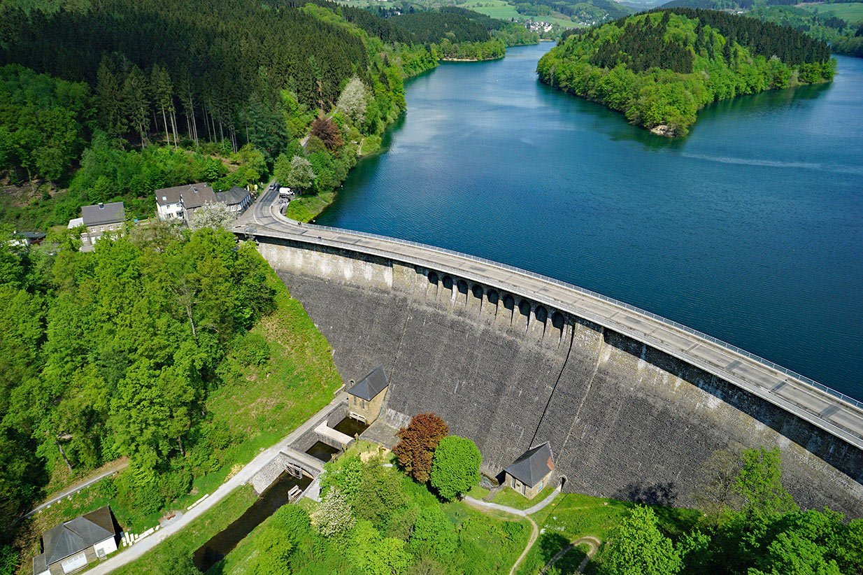 Staumauer der Aggertalsperre von oben