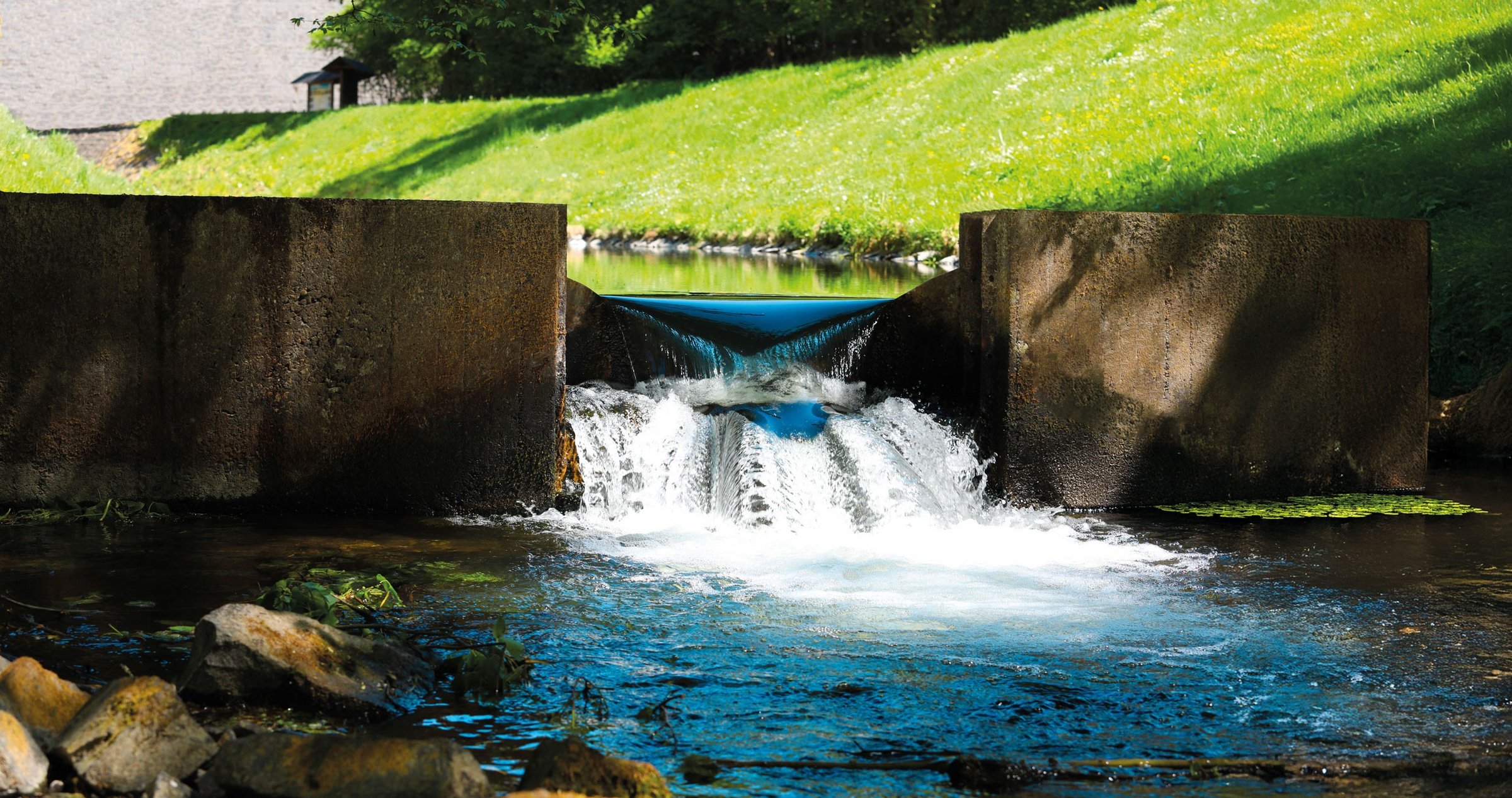 ein kleiner Wasserfall an unserem Wasserkraftwerk