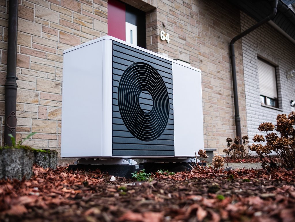 eine Wärmepumpe, die an einer Hauswand steht