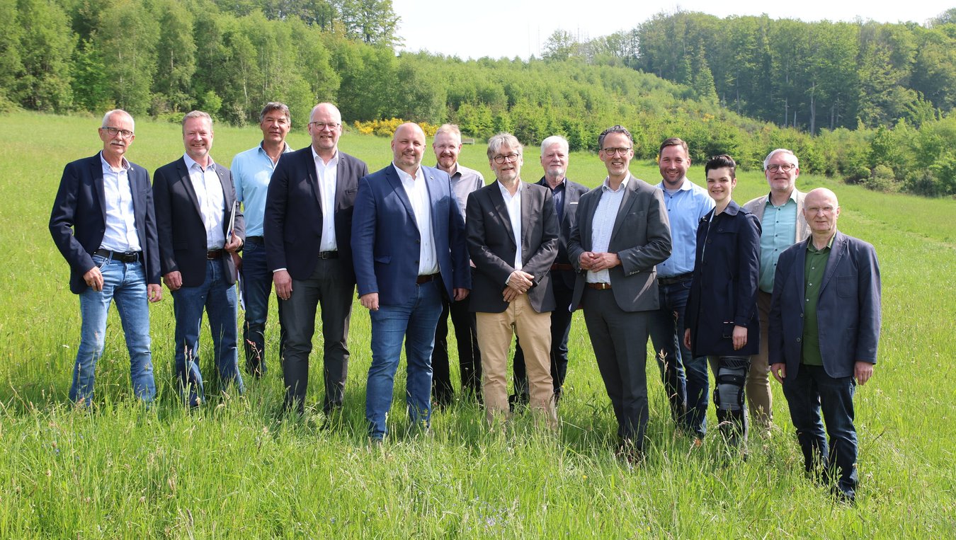 Vertreter der Stadtverwaltung, der Sparkasse Gummersbach, der AggerEnergie und der Stadtwerke Solingen sowie die Eikamp GbR