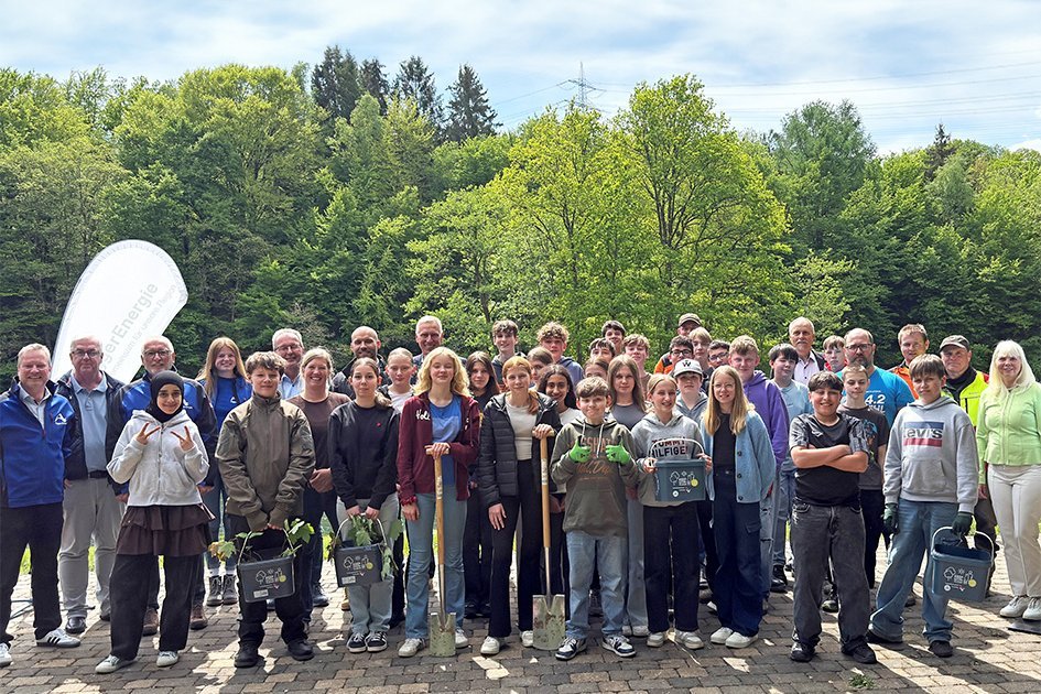 Gruppenbild Baumpflanzaktion mit der Gesamtschule Reichshof