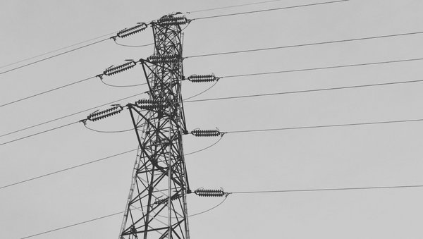 Stromleitung mit Mast