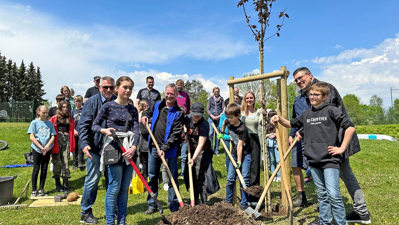 Schüler einer Morsbacher Schule pflanzen einen Baum