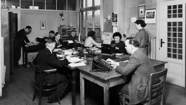 Schwarz-weiß Foto eines Büros in den 50ern