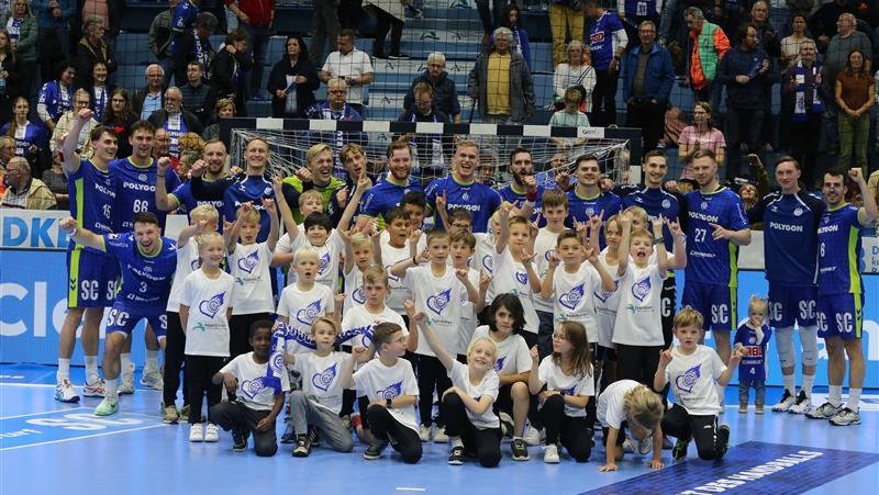 Einlaufkinder mit den Spielern des VfL Gummersbach