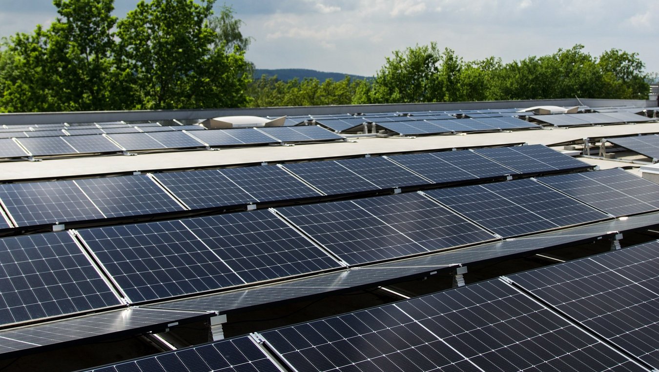 Eine PV-Anlage auf dem Dach der Firma ILME