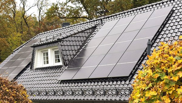 Pv-Anlage auf dem Dach eines Hauses
