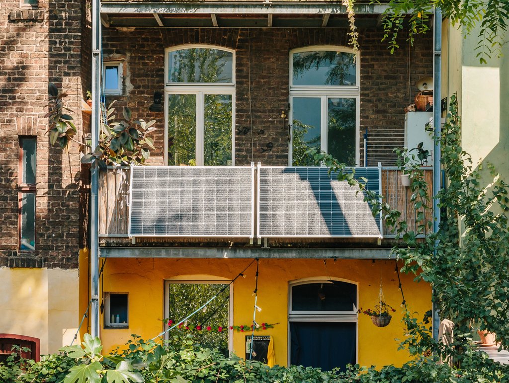 Balkonkraftwerk an einem grün bewachsenen Balkon