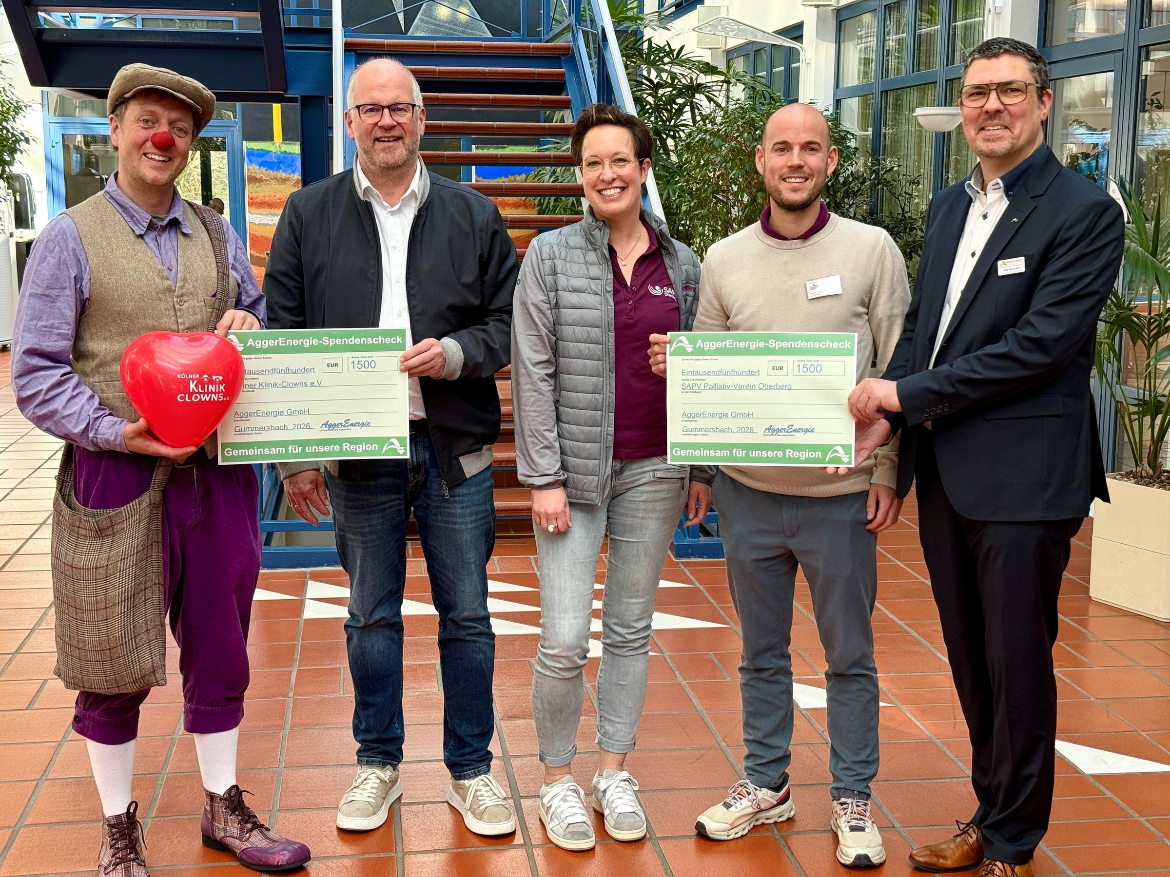 Spendenübergabe an den Verein SAPV und die Kölner Klinikclowns für die Kinderstation des Kreiskrankenhauses Gummersbach