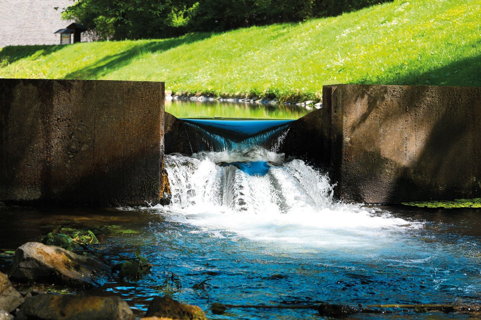ein kleiner Wasserfall an unserem Wasserkraftwerk