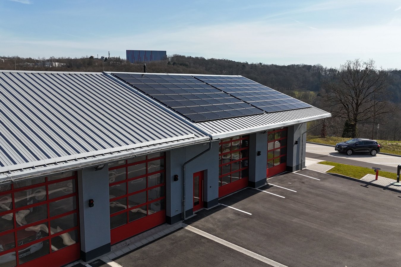 PV-Anlage auf dem Dach des Feuerwehrhauses in Bomig